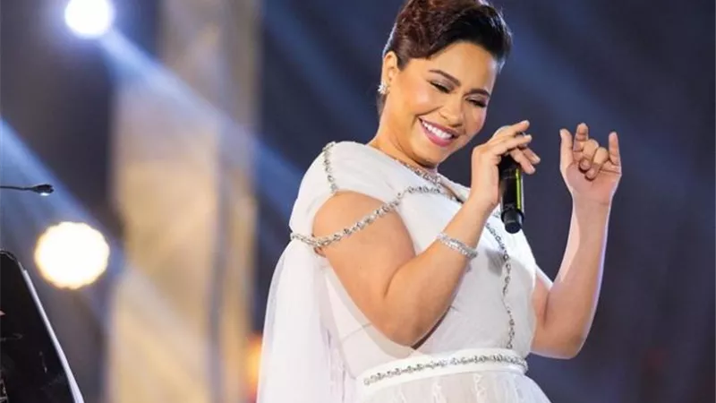 رسالة رومانسية وحضن.. شيرين عبد الوهاب وإلهام شاهين على شط إسكندرية