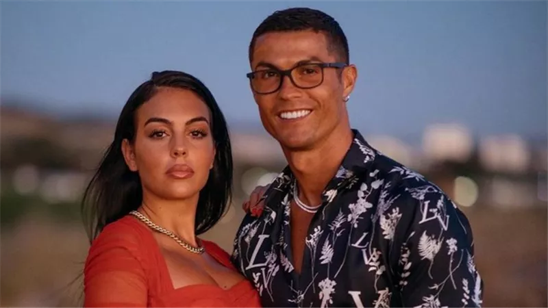 إطلالة مُذهلة ووشم جديد لـ جورجينا في أحدث ظهور مع رونالدو| صور