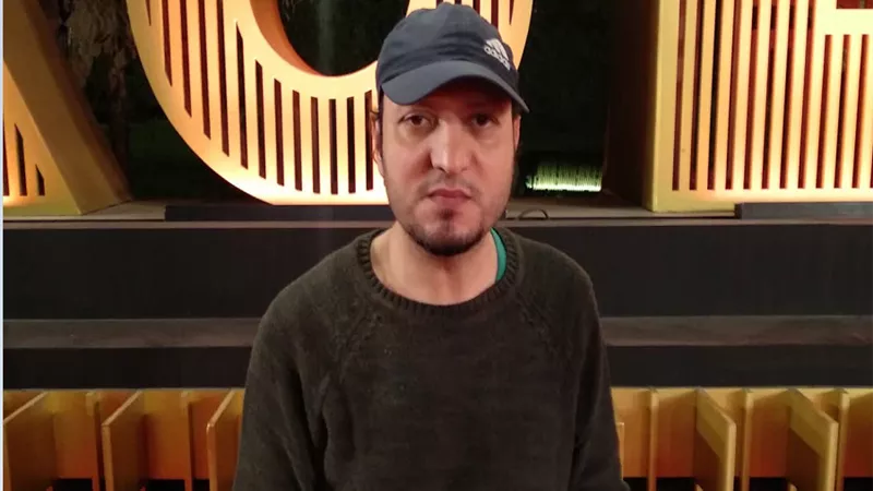 ليز تخطب ود «الأسياد»