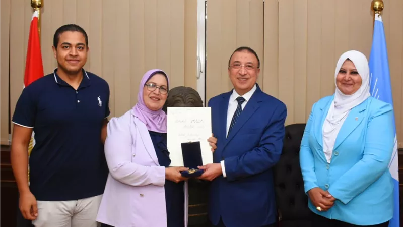 محافظ الإسكندرية يُسلم «الأم المثالية» وسام الكمال من الطبقة الثانية