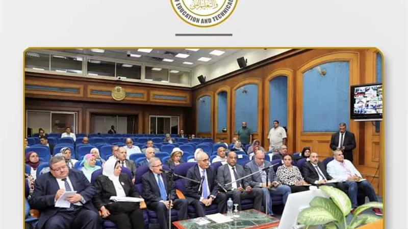 رضا حجازي يعقد اجتماعًا مع مديري المديريات التعليمية لمناقشة استعدادات العام الدراسي الجديد