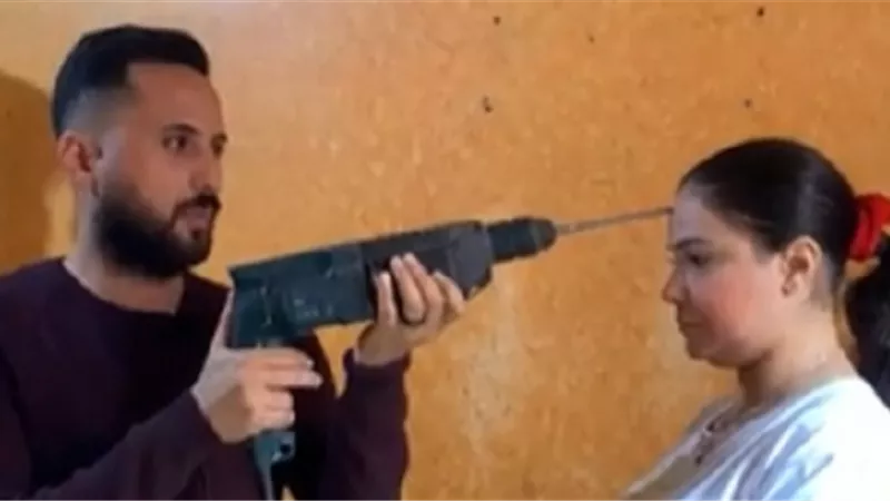 دينا الخارقة تكشف لـ «هير نيوز» أسرار قوتها وأكلها الزجاج.. فيديو