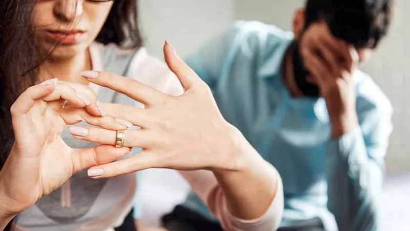 زوجة تروي مأساتها: «جوزي طلقني عشان ملعقة زبادي»