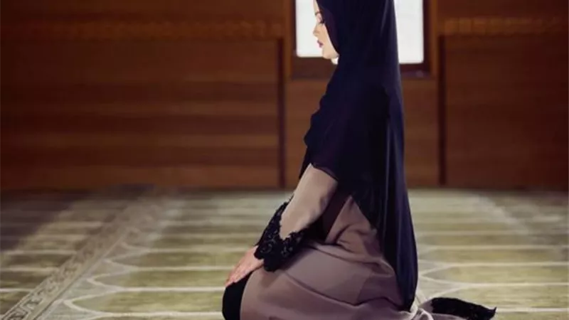 حكم عمل المرأة وقت صلاة الجمعة أو أدائها في المسجد