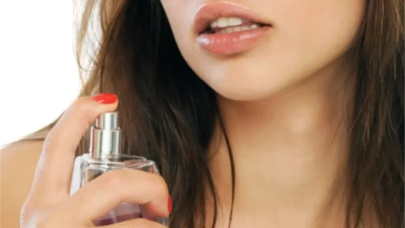 كيف تحقق المرأة رغباتها بعطرها؟