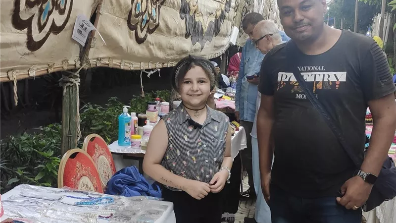 الطفلة «تقوى» تحترف صناعة الاكسسوارات بأنامل من ذهب..فيديو