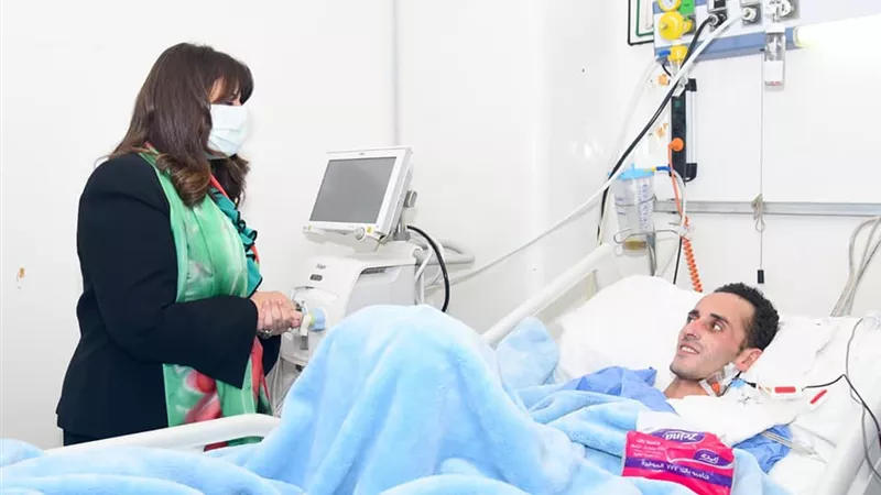 بعد إصابته في موزمبيق.. سها جندي تزور أحمد حسين في المستشفى