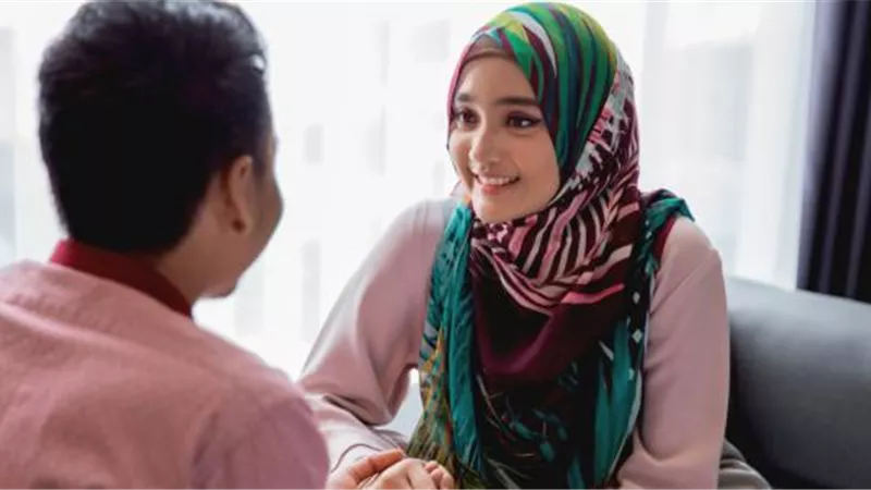 لماذا يمل الرجل من المرأة الخاضعة له؟.. استشاري يُجيب