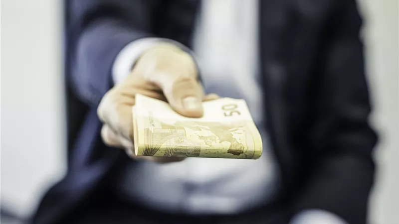 هل يجوز للزوجة أن تتصدق من مال زوجها دون علمه؟.. الإجابة ستصدمك