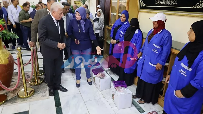 احتفالا بالمولد النبوي.. محافظ جنوب سيناء يُكرم عاملات النظافة
