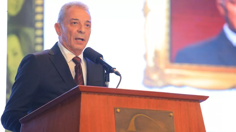 محمود حميدة خلال تكريمه بمهرجان الإسكندرية السينمائي: شخص مجهول لا يعرفه أحد