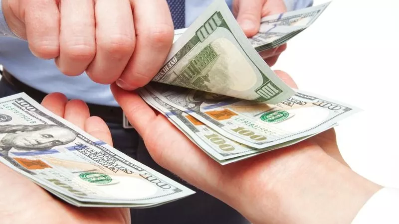 هل يحق للزوجة مساعدة أهلها من مال زوجها دون علمه؟.. «الإفتاء» تُجيب