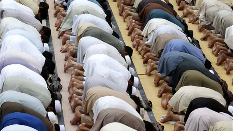 هل يجب على المرأة في بيتها أن تستمع لخطبة الجمعة وكيف تصليها؟