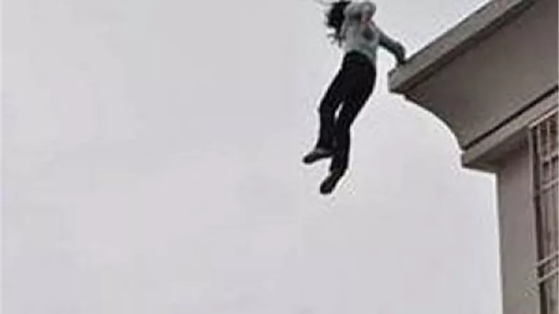 انتحار ربة منزل من الطابق الثالث في ظروف غامضة