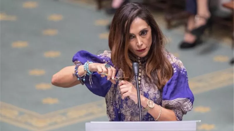  داريا صفاعي.. البرلمانية التي قصت شعرها من أجل مهسا أميني..فيديو 