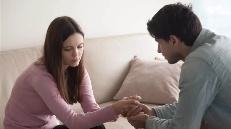 حكم الدين في الحب بين الشباب الفتيات: «مش حرام والزواج البوابة الشرعية»