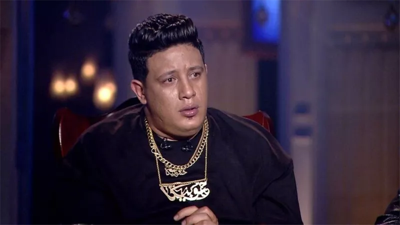 حمو بيكا يظهر مع طليقة لاعب الأهلي وينفعل على معجب حاول تصويره