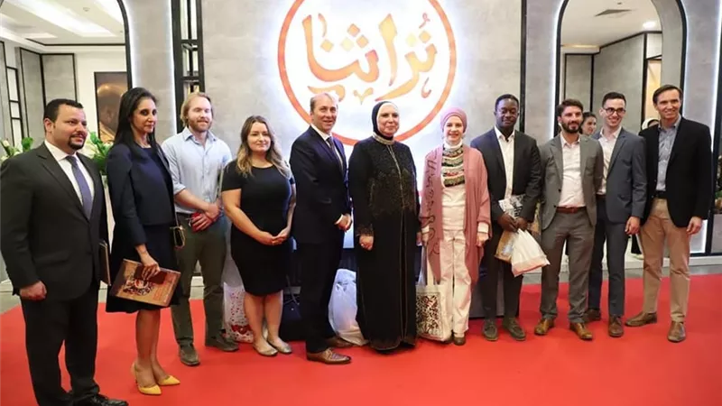 نيفين جامع برفقة وفد الكونجرس في معرض تراثنا.. صور