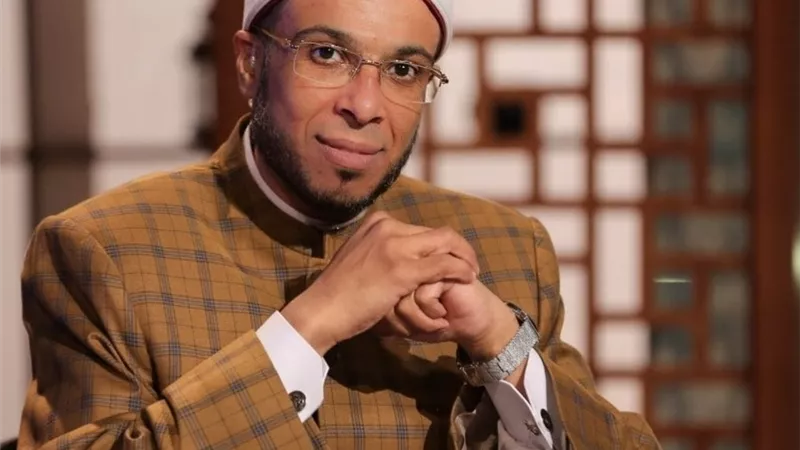 متصلة: هل يجوز أن أخرج الزكاة لابنتي؟.. الشيخ محمد أبو بكر يُجيب