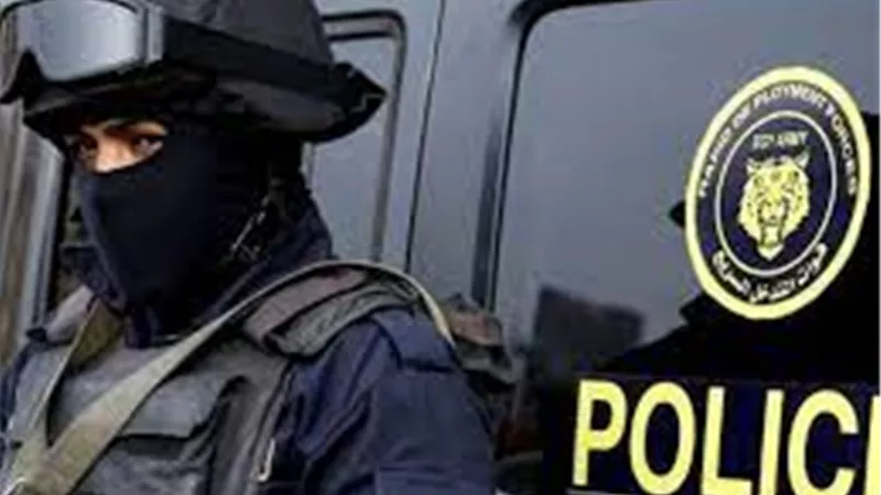 أم تضرب ابنتها المريضة وتقيدها بسلاسل حديدية لجمع أموال علاجها.. ما القصة؟