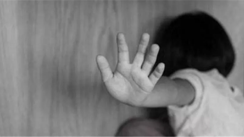 واقعة مأساوية.. حلاق يعذب طفلاً من أجل 10 جنيهات
