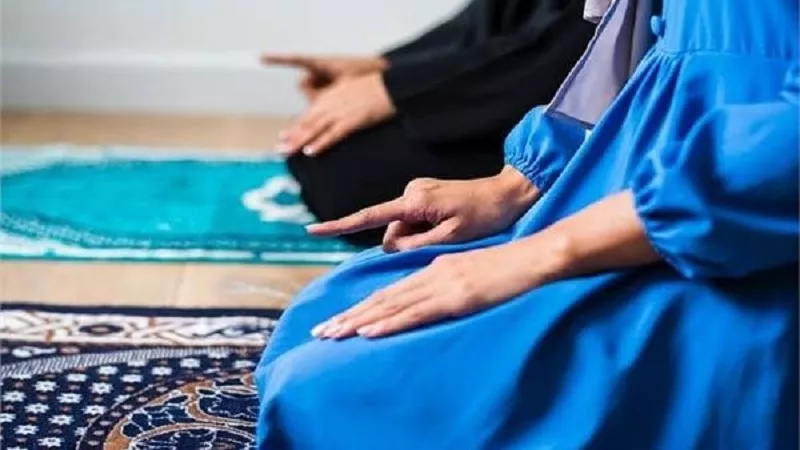 هل يجوز أن تصلي المرأة وقدماها مكشوفتان؟.. دارالإفتاء تُجيب