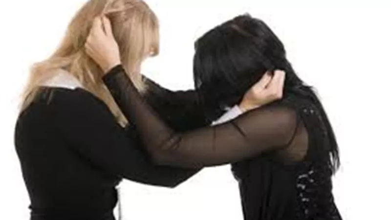 كشف ملابسات فيديو اعتداء سيدة على مدرسة.. إليك التفاصيل
