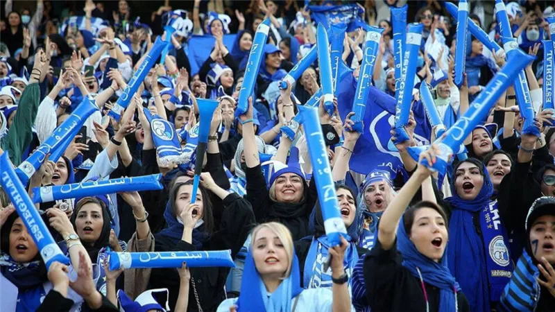 لأول مرة منذ الثورة.. نساء إيران يظهرن في مدرجات كرة القدم