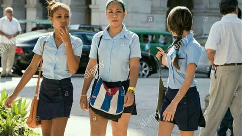 جيب قصير وألوان مبهجة.. تعرفي على الزي المدرسي الكوبي للفتيات