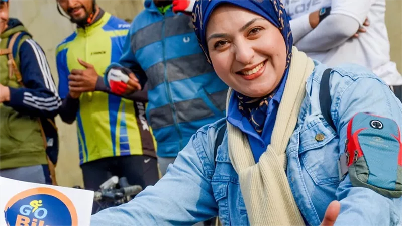 «مؤثرات على السوشيال ميديا».. منة الله عزوز تدعم البنات بـ «رايد الدراجات»