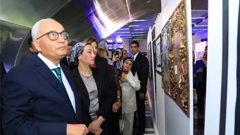 وزيرة البيئة تشيد بالأعمال الفنية للطلاب حول تغير المناخ.. صور