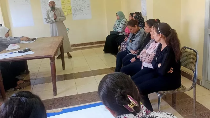 بينها «لا للعنف ضد المرأة».. 1450 مشاركة في «جلسات الدوار» بالمنيا