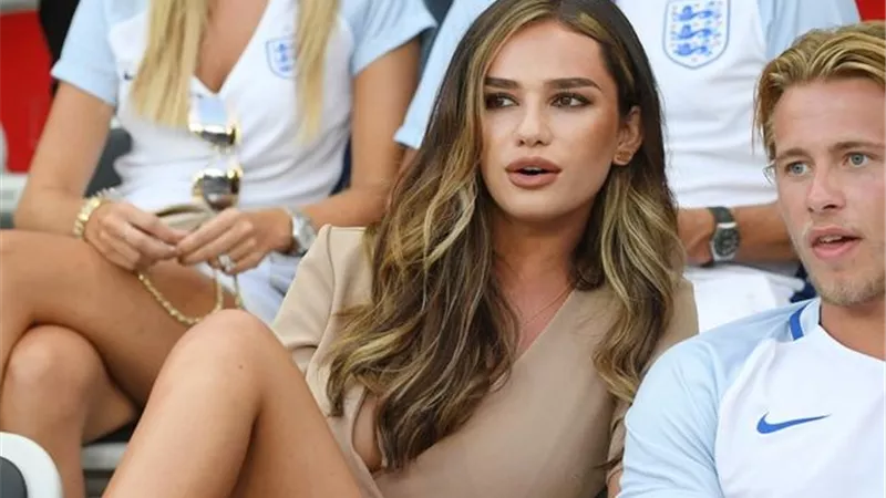 بعد حجزهن جزيرة الموز.. 5 محاذير على زوجات لاعب منتخب إنجلترا بكأس العالم
