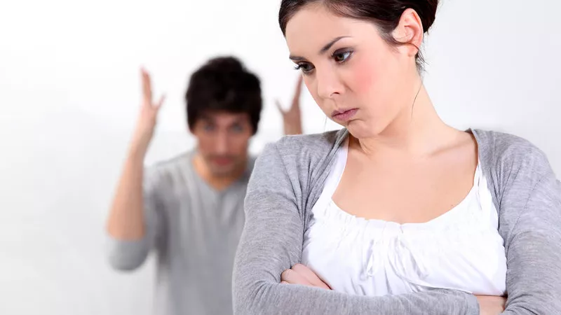«خليكي ذكية».. الطريقة المثالية لإقناع زوجك بالمساعدة في أعمال المنزل
