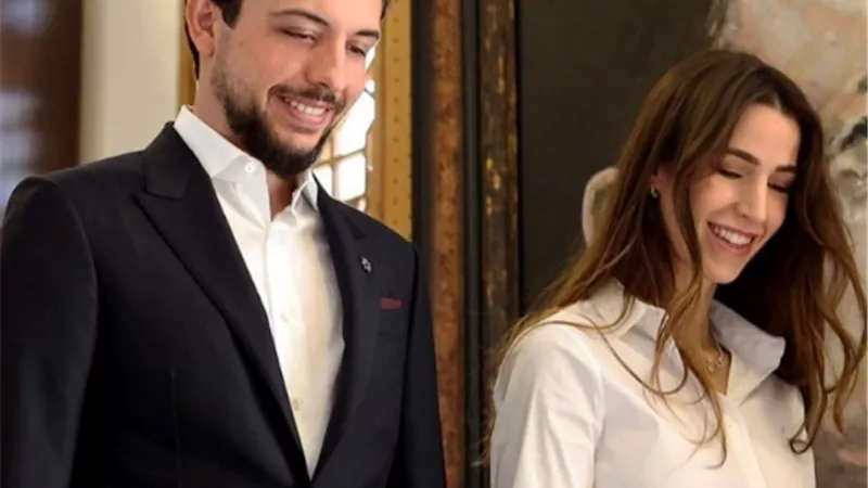 رجوة خطيبة ولي العهد الأردني بإطلالة جذابة في القصر الملكي.. صور