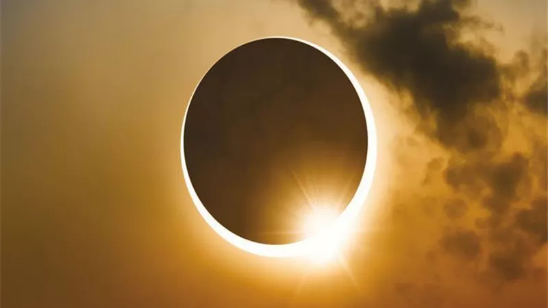 دعاء وصلاة كسوف الشمس.. أبرز الخرافات.. وهل يجب منع الحامل من مشاهدته؟