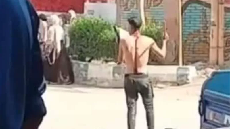 شخص عار يُثير الرعب أمام مدرسة بنات.. إليكِ التفاصيل