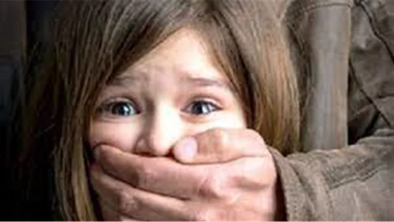 بحيلة غريبة.. خطف طفلة من والدتها في الإسماعيلية