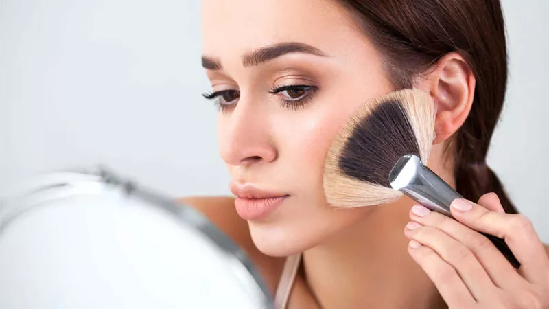 هل يجوز استخدام فرشاة مستحضرات التجميل المصنوعة من شعر الحيوانات؟.. دار الإفتاء تُجيب