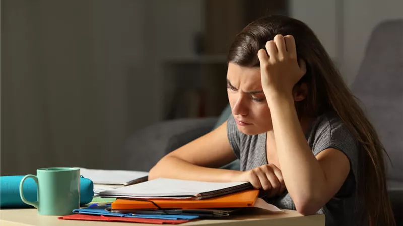 منها التقلبات الجوية.. استشاري يكشف أسباب الاكتئاب الدراسي وطرق علاجه