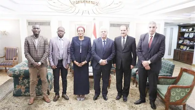 وزير التعليم العالي يناقش تدريب الباحثين المصريين بجامعات غينيا