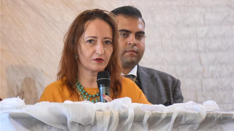 سائحة رومانية تشيد بشواطئ الإسكندرية وإنجازات الدولة المصرية