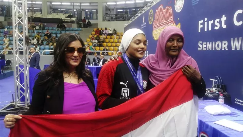 عضو مجلس إدارة النادي الإسماعيلي تحتفل بـ«نعمة سعيد» بعد تتويجها بـ3 ميداليات ذهبية