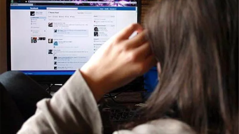 بعد فتوى الداعية عثمان خميس بحرمة نشر المرأة صورها على السوشيال ميديا.. دار الإفتاء ترد