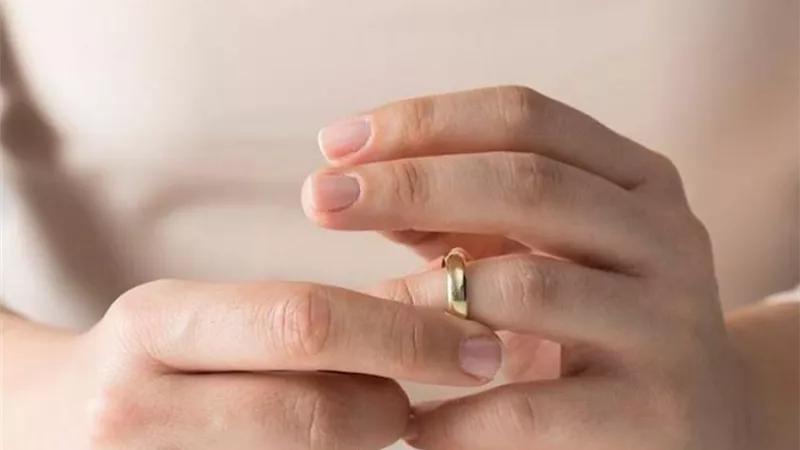 زوجة تطلب الخلع لسبب صادم: تزوجني لأنه يحب أختي