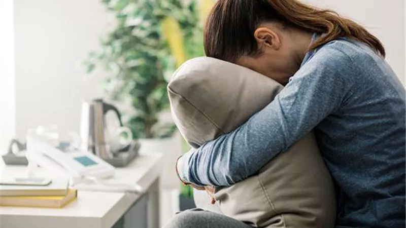 منها الامتناع عن فراش الزوجية.. متى تصبح الزوجة «ناشزًا»؟