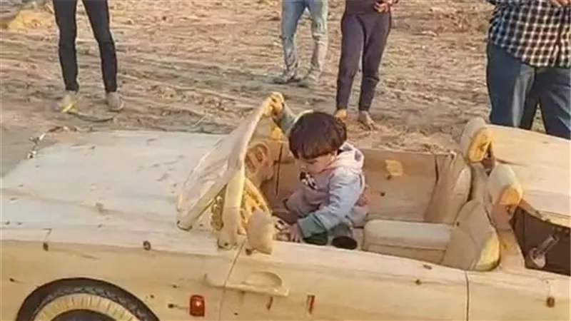 صنع في بني سويف.. نجار يبتكر سيارتين من الخشب