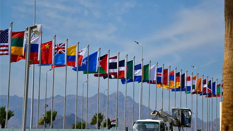 صور| أعلام ضيوف مصر في COP27 تزين سماء شرم الشيخ 