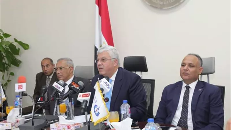 وزير التعليم العالي يُسلم عقود دعم 67 مشروعًا بحثيًا بقيمة 106 ملايين جنيه