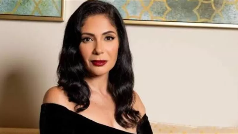 منى زكي تشعل فضول جمهورها بمهرجان البحر الأحمر السينمائي